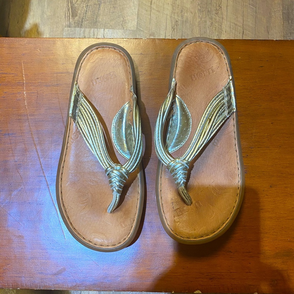 Born flip flops lightly and used. Gold size 7 super comfortable.